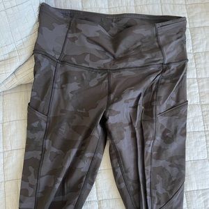 Lululemon Leggings Black & Blue Camo 7/8 length size 6